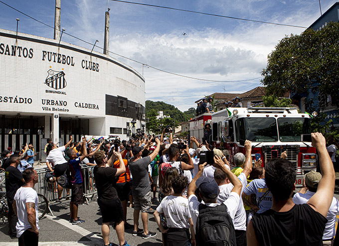 Foto: Público reverencia Rei Pelé pelas ruas de Santos